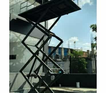 SCISSOR LIFT